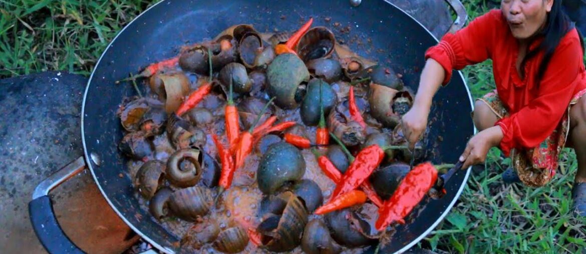 woman cut and cook snail recipe-fry snail with chili to eat delicious HD