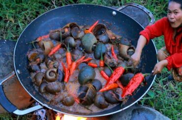 woman cut and cook snail recipe-fry snail with chili to eat delicious HD