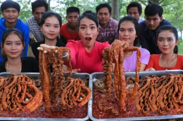 Wow amazing cook and eat intestine pork roasted with chili sauce recipe - Intestine pork roasted