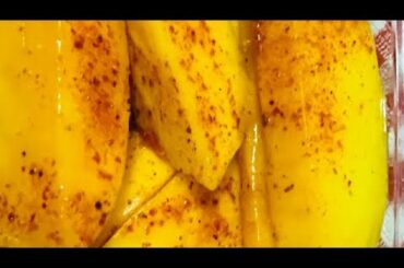 CUT RIPE MANGOES WITH CHILI AND SALT #shorts | fresh mango with red chili powder