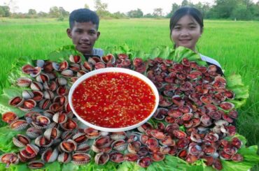 Delicious Eat Fresh Oysters With Vegetable And Chili Sauce In The Rice Field.