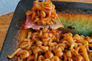 Using bacon as a scoop for Samyang ramen