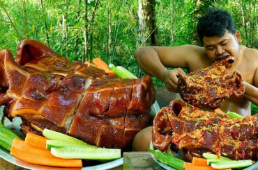 {Graphic Video} Braise Pig Head BBQ Eating with Hot Chili Sauce Recipe So Yummy - Cooking Pork Head