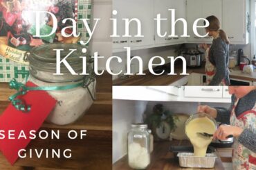 Giving the gift of food | Homemaking Day in the kitchen | chili, banana bread and scone mix
