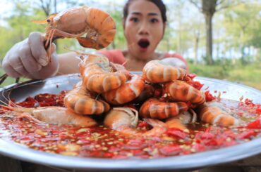 Mukbang shrimp with chili sauce - Eating and cooking shrimp