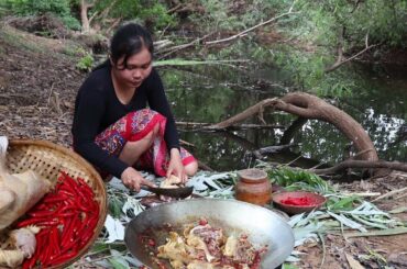 Survival cooking in The rainforest - Cook Chicken Spicy chili for Food in Jungle # 324