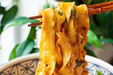 10-Minute Garlic Chili Oil Noodles #shorts