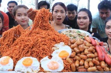 Yummy noodle chili with egg and hot dog recipe - cook noodle chili and eat