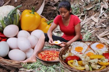Survival in forest - Cooking duck egg Cauliflower bell peppers with Chili sauce & Eating delicious