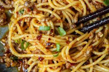 A few drops of Chinese chilli oil on these ground beef noodles, tasty!