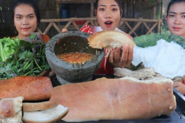 Yummy cooking pork crispy with noodle and chili sauce recipe - Pork noodle recipe