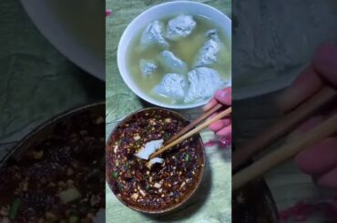 The water bean flower dipped in chili noodles is so fragrant!