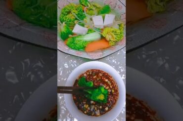my bowl of chili dipped in water is paired with this bowl of green vegetables, easy and comfortable