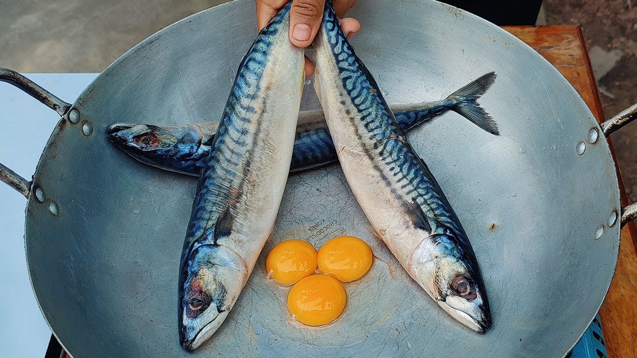 Cooking Crispy Saba Fish Recipe Eating crispy fish with chili sauce