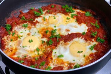 Shakshuka Recipe , Yummy Eggs in a spicy tomato sauce!