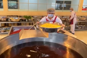 Giant hot pot making, Sichuan
