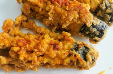 Spicy fried enoki mushrooms because I didn't have chicken on hand and wanted Nashville style tenders. Served with Chick-fil-A sauce.