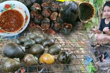 Yummy grilled snails with spicy chili sauce | Cooking snails BBQ recipes | JanEla Natural Life