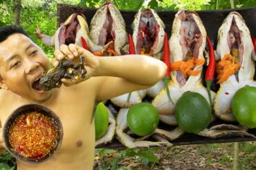 Cooking Frogs Recipes - Eating Crispy Frogs With Hot Chili Sauce | Countryside Life
