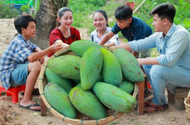 Fun time eating - Crunchy sweet mango and pineapple dipping chili salt - Yummy sweet mango eating