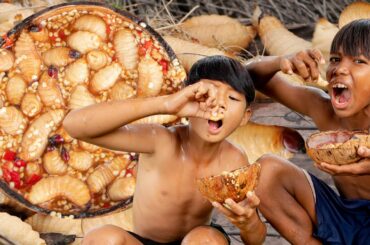 Eating Warms Alive - How to Eat Worms With Hot Chili Sauce Recipes | PSK Primitive Cooking