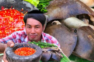 Yummy Boil Pig Liver With Vegetable And Chili Sauce - Eating Delicious