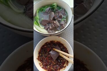 Bloody boiled cabbage dipped in paste chili dipped in water is so fragrant!