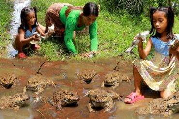 Mother with daughter find catch frog and fish for food-Cooking frog with fish spicy chili  recipe