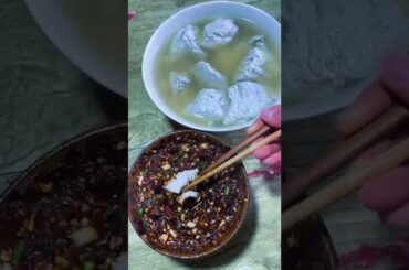 The water bean flower dipped in chili noodles is so fragrant!