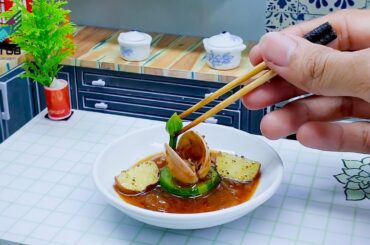 Delicious Miniature Clams with Spicy Sauce and Pan fried Potatoes Recipe / Food Cooking