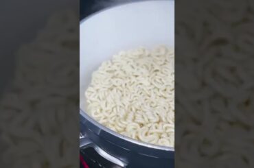 Trying the shin ramen chili oil hack