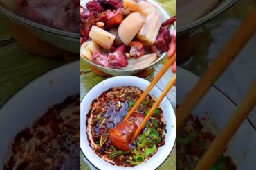 Braised pork trotters, stewed lotus root, dipped in firewood paste and chili noodles are too good!