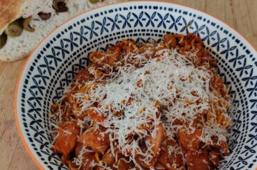 My favourite way to consume Buldak 2x. Fried with bacon, onions, glaric and soy sauce. Bit of olive bread to get all that SAWSE