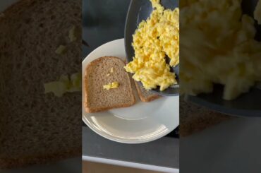 How to make scrambled eggs? Easy recipe!