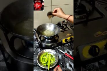 Tali Huyi Hari Mirchi - Green Chili Fry #foodie #foodlover #greenchilli #greenchillyfry #mirchifry