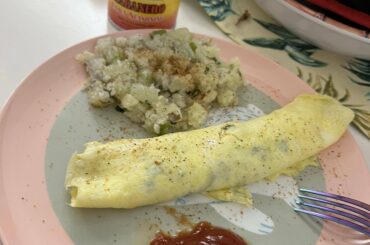 Spicy Habanero French basil mozzarella Omelet with potatoes O’Brien