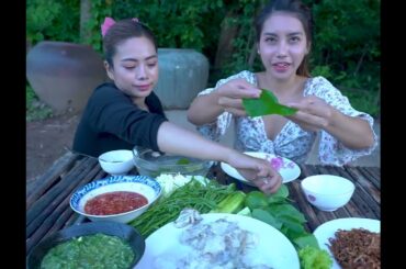 Eating raw Oysters with chili sauce and Vegetable recipe