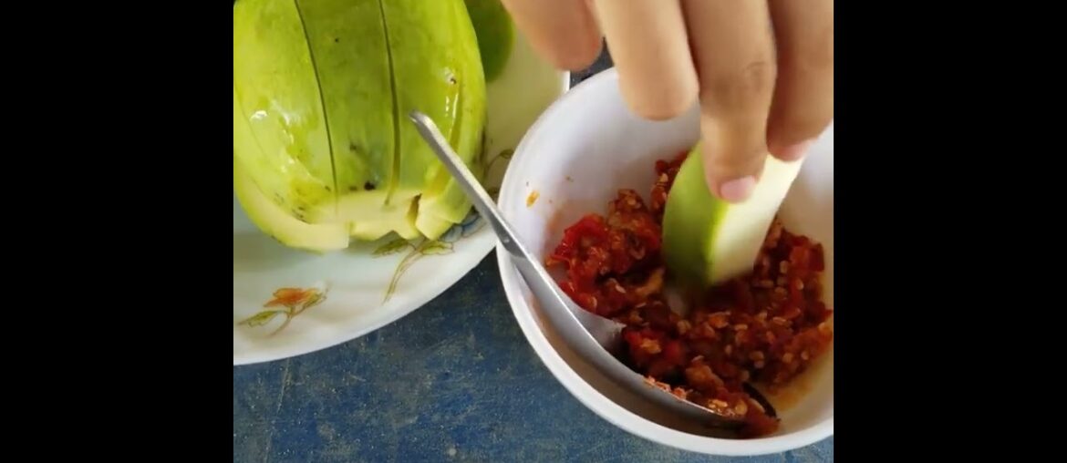 eating mango with chili