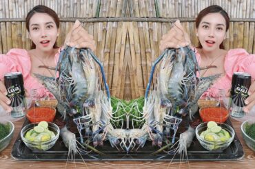 Eating raw shrimp with chili sauce recipe