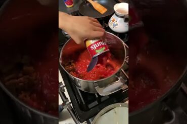 In The Kitchen with GiGi and Rho | Tex-Mex Chili