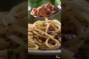 #Shorts 15 minute Garlic and Chili Tuna Pasta - Bucatini al Tonno