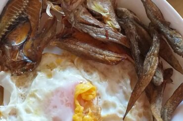 CORN RICE/DRIED FISH/SUNNYSIDE UP EGG WITH CHILI VINEGAR