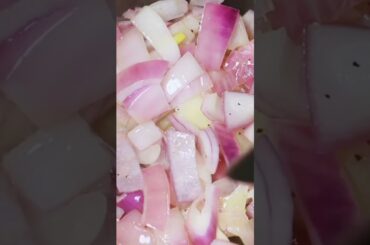 Save this for when you need that quick & super easy warm bowl of chili! #veganchili #easyrecipe