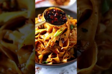 10-Minute Garlic Chili Oil Noodles #shorts