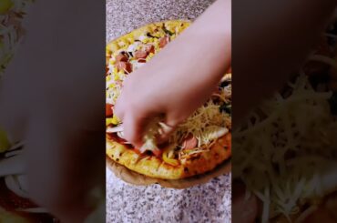 Chili cheese crust never gets old! #foodflair #foodvideos #foodflairyt