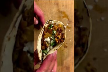 Chicken tacos with tomatillo chili salsa