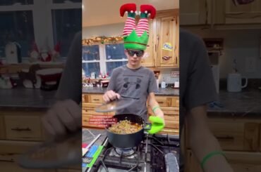 NOAH MADE CHiLI BEEFY MAC TO FEED OUR FAMiLY OF 10 #justthebells10 #shorts #cooking #family