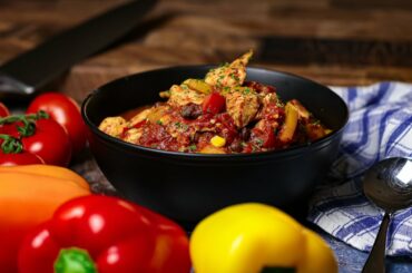 This Chili Is For Everyone | Slow Cooker Red Chicken Chili Recipe