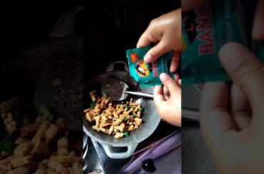 the process of stir-frying green chili tempeh