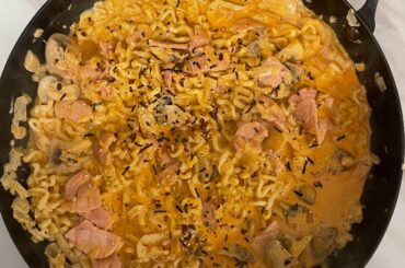 A bit of a twist on the 2x spicy noodles (I know we’re all bored of the same old pics. Mixed in some bacon, mushrooms and cream. With habanero flakes go top off.